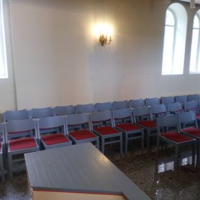 Puusepän tuoleja kirkossa