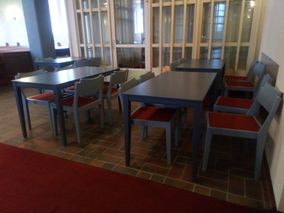 Pöytiä ja tuoleja